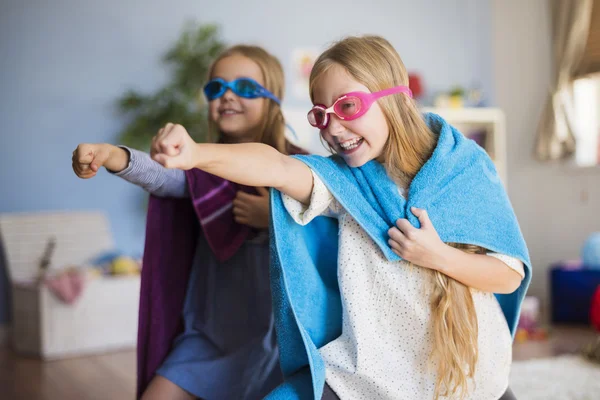 Niñas soñando con convertirse en superhéroes —  Fotos de Stock