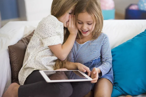 Meisjes spelen met Tablet PC — Stockfoto