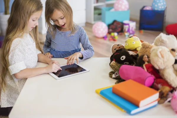 Girls playing with tablet — Stock Photo, Image