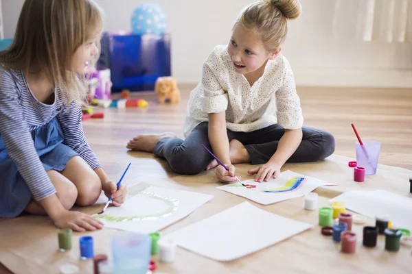 Duas meninas fazendo pinturas — Fotografia de Stock