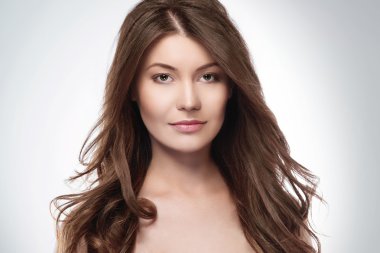 Uzun kahverengi saçlı güzel bir kadın.