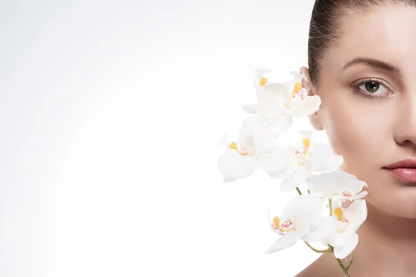 白い蘭の花を持つ女性 — ストック写真