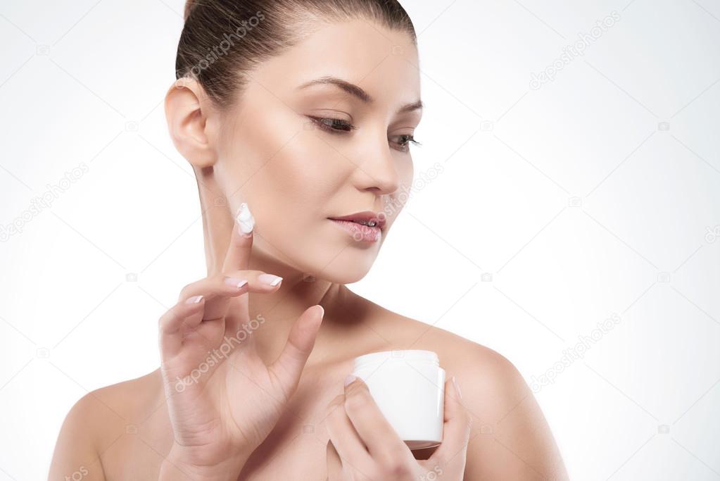 woman using moisturizing cream