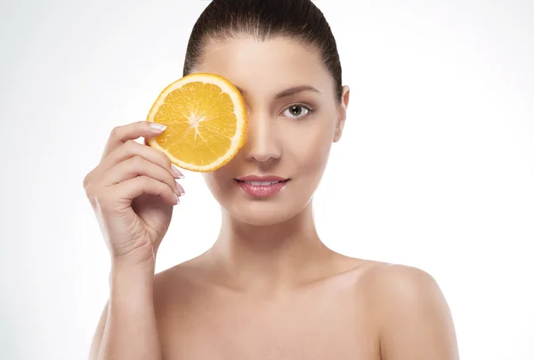 Mujer con rebanada de naranja —  Fotos de Stock