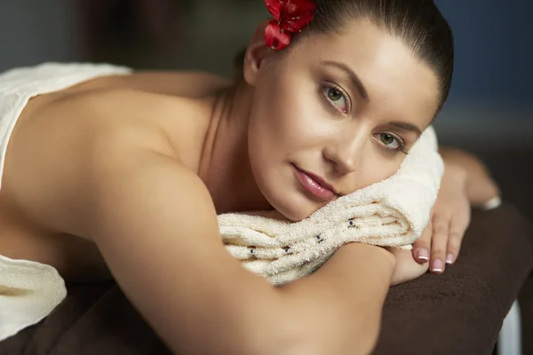 Vrouw ontspannen in spa — Stockfoto