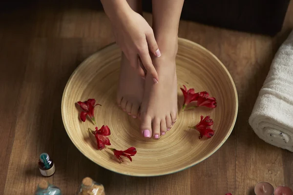 Woman relaxing in spa — Stock Photo, Image