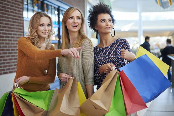 Vrouwen in shopping mall — Stockfoto