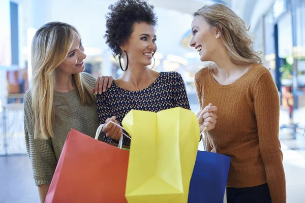 Vrouwen in shopping mall — Stockfoto