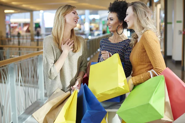 Vrouwen in shopping mall — Stockfoto