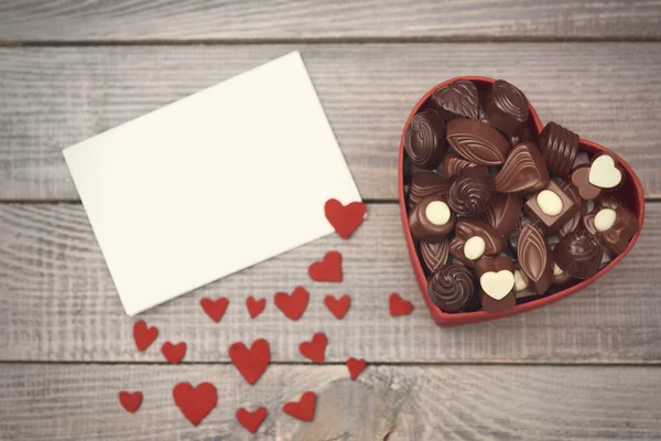 Vak met chocolade op dag van de Valentijnskaart — Stockfoto