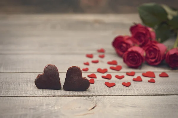 Zoete koekjes en rode rozen — Stockfoto