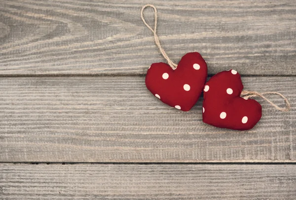 Dos pequeños corazones en los tablones de madera — Foto de Stock