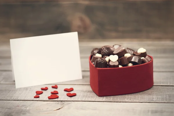 Caixa com chocolates no dia dos namorados — Fotografia de Stock