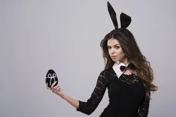 Sexig brunett i kanin kostym — Stockfoto