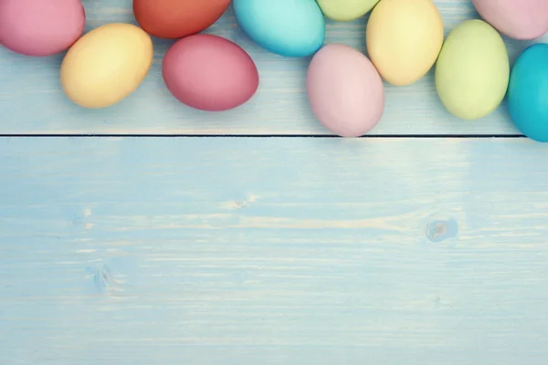 Uova di Pasqua su assi di legno — Foto Stock