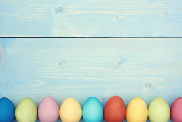 Huevos de Pascua sobre tablas de madera —  Fotos de Stock