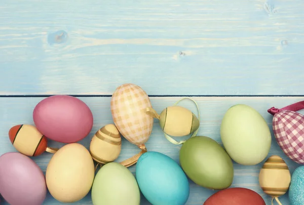 Easter eggs on wooden planks — Stock Photo, Image