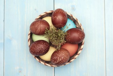 Küçük Paskalya yumurtaları sepet