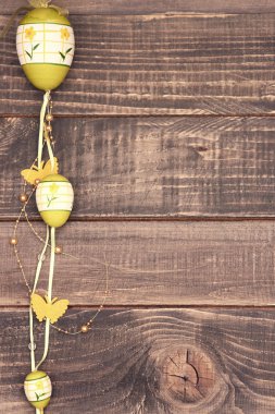 Paskalya yumurtası kahverengi ahşap üzerine