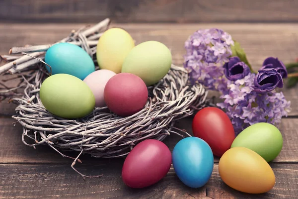 Huevos de Pascua hechos a mano en el nido —  Fotos de Stock