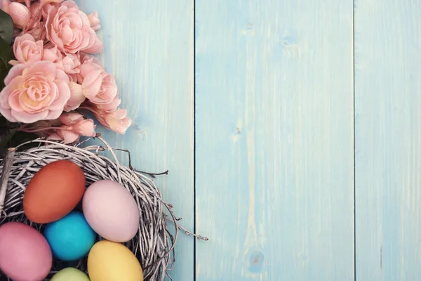 Uova di Pasqua colorate nel nido — Foto Stock