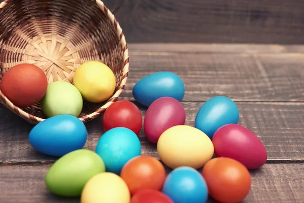 Muchos huevos de Pascua en el bosque —  Fotos de Stock