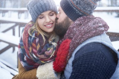 Kış günü mutlu çift