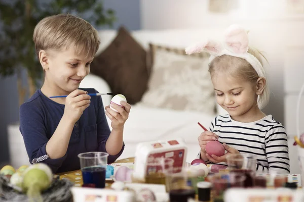 Kinderen schilderij paaseieren — Stockfoto