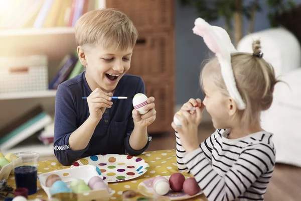 Kinderen schilderij paaseieren — Stockfoto