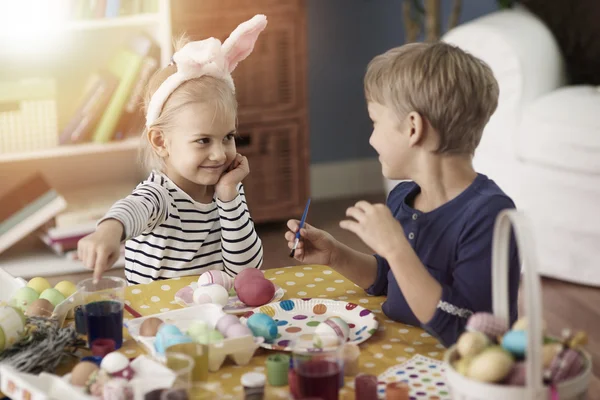 Kinder bemalen Ostereier — Stockfoto