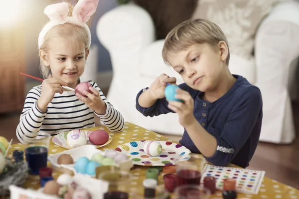 Niños pequeños durante la pintura de huevos — Foto de Stock