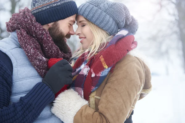 Зимова любов двох молодих людей — стокове фото