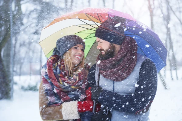 Couple heureux dans la journée enneigée — Photo