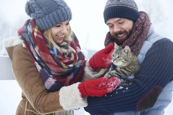 Lyckliga par i vinterdag — Stockfoto