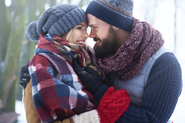 Coppia felice in giorno invernale — Foto Stock