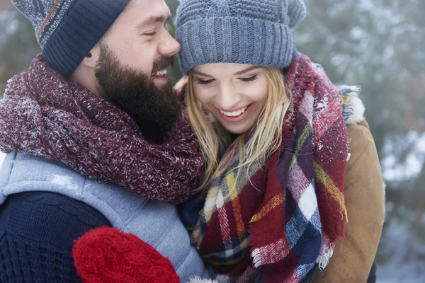 Coppia felice in giorno invernale — Foto Stock