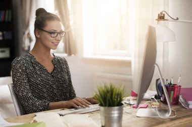 Evde çalışan kadın.