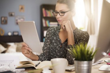 dijital tablet kullanan kadın