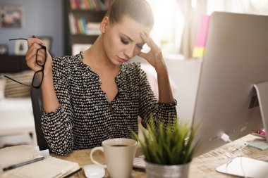 kadın Exhausted gün sonra ofiste