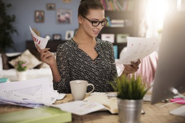 Evde çalışan kadın.