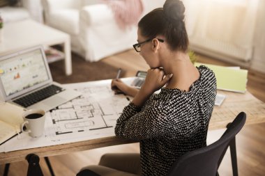 ofiste meşgul kadın