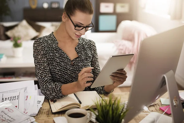 Mujer trabajando en casa — Foto de Stock