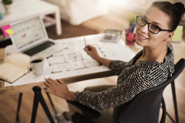 Femme travaillant à la maison — Photo