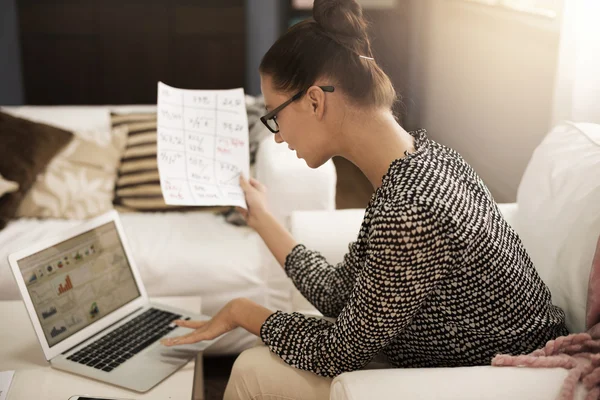 Donna affezionata al lavoro al computer — Foto Stock