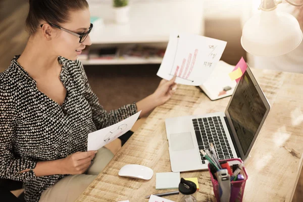 Mujer trabajando en casa — Foto de Stock