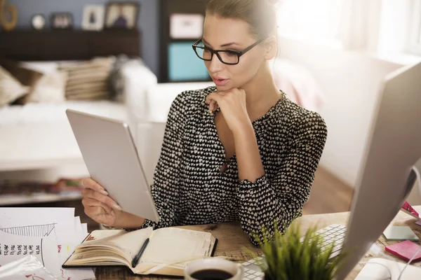 Thuis werkende vrouw — Stockfoto