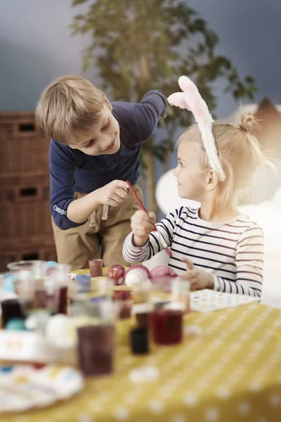 Little kids during the painting eggs — Stock Photo, Image