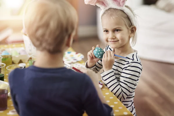 Little kids during the painting eggs — Stock Photo, Image