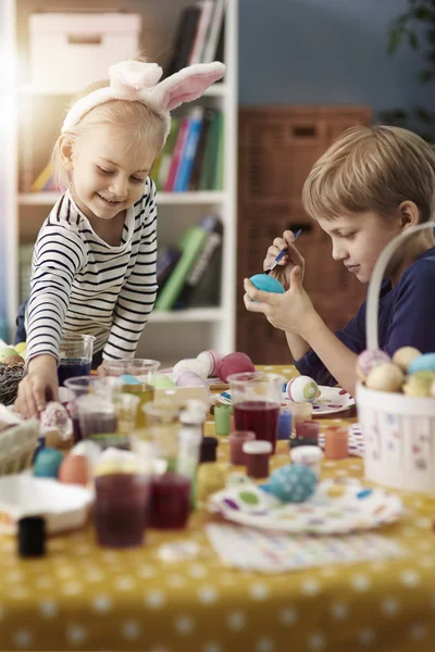 Małe dzieci podczas malowania jaj — Zdjęcie stockowe