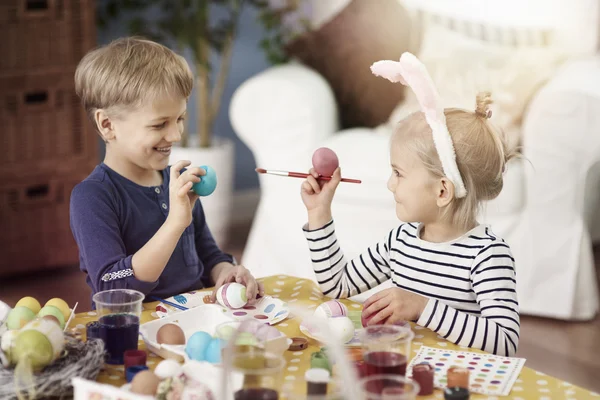 Kleine kinderen tijdens de eieren schilderen — Stockfoto